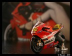 Una cosa che mi piace tanto  immortalare tanto i miei modellini di motociclette che posseggo.
In questo pomeriggio piovoso mi son divertito con qualche scatto, che ne pensate??