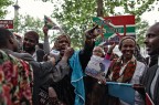 A Trafalgar Square, davanti allambasciata del Sud Africa, mi sono imbattuta in questa manifestazione dei somali.
Questa protesta  stata scatenata dalluccisione di un somalo, avvenuta il 31 maggio 2013 ad opera di una folla di sudafricani.
I manifestanti denunciano i maltrattamenti di rifugiati somali e altri cittadini stranieri perpretrati nel corso degli ultimi 10 anni.
Vi allego un video girato da un emittente televisiva, mentre io scattavo le foto:
http://www.youtube.com/watch?v=mctLLjen6Z4