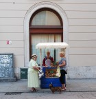 vendita di ciambelline ad ogni angolo, me qui mi  sembrato singolare la commistione di antico e moderno.

Critiche e suggerimenti sempre graditi