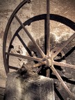 Lanificio Zignone "La Fabbrica della Ruota" - Pray (BI)

Antico stabilimento industriale risalente al 1900 circa.
In foto la ruota maggiore del sistema telodinamico, 4 metri di diametro, potenzialmente ancora funzionante.
Con questa elaborazione ho voluto appunto evidenziare l'azione del tempo e la ruggine che, pur presente, non ha distrutto questa imponente costruzione meccanica.