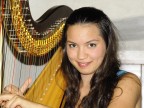 Con pochi minuti a disposizione e con una luce che mi ha imposto l'uso del flash non ho potuto fare di meglio. Spero che la brava musicista mi perdoni ;)
