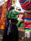 Donna della citt di San Juan Chamula, situata nello stato del Chiapas, Messico a 10 km a nord di San Cristbal de las Casas, a 2.200 m di altezza.
Un luogo notevole di Chamula  la locale chiesa, la quale rappresenta un singolare esempio di sincretismo religioso. Nell'edificio di matrice cristiano cattolica,dove il pavimento  completamente ricoperto di aghi di pino, si celebrano riti di guarigione in ossequio all'antica cultura Maya.