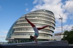 Londra - The City Hall
Ho coperto la luce diretta del sole sui vetri con il corpo della ragazza per evitare il forte riflesso.