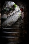 un angolo buio all'interno di un portone e una luce che ti diceva di salire
un invito verso la luce
