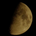 Con la luce giusta, i mari ed i crateri lunari formano la figura di un teschio, che guarda verso est o verso l'alto, a seconda di come  illuminato e del tempo di esposizione usato.