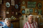 Coppia di anziani che vive in una casa traboccante di cimeli religiosi.