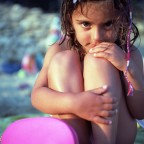 Fotografia scattata al tramonto, questa estate in spiaggia, durante uno dei nostri picnic serali.
Rolleiflex Ektar  100 .
Ho cercato di eliminare il pi possibile le dominati, date dalla scasione, ma la pellicola di per se generosa sui magenta\rossi, il tramonto, la spiaggia quasi totalmente in ombra... hanno creato molte dominati e sono qui per chiedervi un parere....
Critiche e consigli sono sempre ben accetti