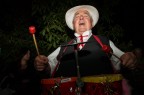 Il suonatore di un colorito tamburo all'interno di un coro folk.