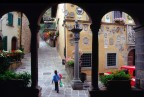 Bimba in centro storico