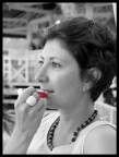 Sono particolarmente legato a questa foto e forse per questo, sebbene ritengo non sia affatto perfetta, la trovo bella. Scattata a colori e successivamente lavorata in pp solo per convertirla in b&n lasciando il colore del rossetto. Col senno di poi, toglierei la cornice da necrologio. Grazie in anticipo per i vostri commenti!