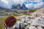 Passeggiando al cospetto delle Tre Cime, cimeli come questo ci ricordano che quelli che oggi per noi sono luoghi stupendi, sono stati in passato tristi teatri di feroci battaglie.

Commenti e critiche sono i benvenuti