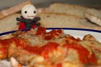 In 30 secondi ho dovuto prendere il piccolo dracula, un foglio bianco, una base su cui far salire dracula (era troppo basso rispetto al piatto) e scattare. Sul momento lo scatto sembrava messo a fuoco bene, ma poi...peccato solo per quello, l'idea mi piace davvero tanto per!