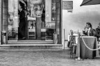 Roma, scrittore al bar