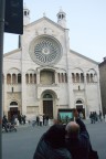 Uno scatto al volo, la cui unica pretesa  quella di "cogliere sul fatto" un fotografo mentre fotografa il duomo di Modena usando, come macchina fotografica... quello che vedete nella foto.