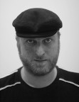 Questo  Roberto,
 un attore, sta per entrare per la prima volta in scena.

Per la prima volta si  fatto crescere la barba,
l'ha fatto solo per interpretare il personaggio.

Mi ha chiesto di fargli un paio di foto,
per dargli memoria del suo primo spettacolo teatrale.