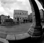 La piazza medievale di Perugia, buia in un giorno d'inverno, viene deformata dal fisheye che ci regala una visione alla Dal

Kiev 60, Zodiak 30/3.5, monopiede, Kodak 160VC
scanner Epson 3170, immagine desaturata