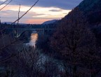 Vista dalla mia camera d'albergo. 

Purtroppo la posizione per scattare la foto non era felicissima e mi trovo davanti dei rami di un albero, per il tramonto che si vedeva mi piaceva molto e ho provato comunque a fotografare.

Che dite, troppo scura?