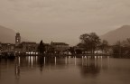 Scatto del lungolago di Riva del Garda in una mattina (presto) uggiosa.
Posto anche un versione in B&W perch non s decidere quale mi piace di pi