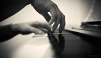 Autoscatto al pianoforte: cavalletto, timer e 50mm posizionato molto a ridosso della tastiera.