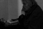 Sei l.. davanti.. o magari nel bel mezzo di una conversazione al telefono, spesso non prestiamo tanto ascolto e invece dovremmo stare l, presenti mentalmente, ad ascoltare i loro consigli, il loro modo di guardare ed esprimersi interpretando la vita secondo il loro vissuto, la loro storia.. perch n a volte nuda e cruda ma pur sempre veritiera.. capace di farci vedere oltre le cose, da pi aspetti e ci prepara ad affrontare la vita nel modo pi giusto e consapevole.