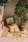 Foto che contestualizza un po' le condizioni, la mentalit, la spiritualit di un rione. Osserviamo le condizioni di questa antica cappella votiva con l'immagine sacra della Madonna e subito percepiamo, intuiamo le condizioni del quartiere in cui essa  ubicata, spesso queste cappelle vengono vandalizzate, simbolo di ignoranza, poco attaccamento alla fede, notiamo questo contrasto, ma anche questo grande attaccamento alla fede, devozione che hanno questi antichi quartieri.