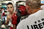Un reportage tra le atlete che scelgono il pugilato, sport tipicamente virile, per confrontarsi tra donne e cercare il limite estremo della propria femminilit