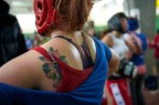 Un reportage tra le atlete che scelgono il pugilato, sport tipicamente virile, per confrontarsi tra donne e cercare il limite estremo della propria femminilit