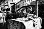 artigiano al centro di roma intento a restaurare un mobile