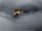 Questo edificio misterioso che aleggia nella nebbia si chiama "La Rocca". 
Il cardinale Gil Alvarez Carrillo de Albornoz fece costruire a Spoleto (Umbria) nel 1300 dall'architetto Matteo Gattaponi "da Gubbio". 
Nell'anno 1499  stata la residenza forzata di Lucrezia Borgia (figlia di Rodrigo Borgia "Papa Alessandro VI"). Questo  la piccola grande storia della Rocca per un giorno "Castle in the Mist".
Copyright  2012 federico gentili - all rights reserved
