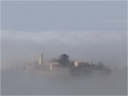 Questo piccolo abitato  Campello Alto, un castello costruito
nel 921 da Rovero di Champeaux, barone di Borgogna, sulla
cima di una collina a 514 m sul livello del mare.
Da lui deriva la famiglia dei Conti di Campello ed il nome
del paese appunto.
Rovero veniva da Reims (Francia) ed  stato il duca Guido II da
Spoleto, imperatore del Sacro Romano Impero a concedergli
il diritto di costruire una fortezza su una collina.
Assieme altri 8 villaggi esso costituiva un feudo chiamato Gualdi Rainieri.
