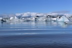 Tipico paesaggio artico, con il ghiacciaio Breidamerkurjokull da un lato e il mare dall'altro. Al suo interno galleggiano innumerevoli icebergs alla deriva.