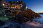 ciao ragazzi!
continuo con la serie delle 5 terre, sempre manarola, scattata la stessa sera della precendente postata. riallaciandomi alla foto postata da Riccardo ( molot bella per'altro) per evitare la baraonda di fotografi che voglio quella bellissima visuale , mi sono infilato nel molo, ho scavalcato un apio di scogli e ho trovato questa compo erp unora blu molto gradevole..
2 scati fusi insieme uno per il mare e uno per il resto!

commenti e critiche ben accette!!!