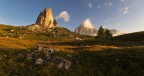 ciao ragazzi!
vi propongo questa immagine scattata all'alba alle 5 torri.
il punto di ripresa  sotto i prati del rifugio 5 torri e quella che si vede  la quinta delle torri messa di profilo!!!

singolo scatto 
commenti e sopratutto critiche ben accette!!
