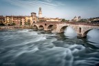 Il reportage di Filippo mi ha messo un po' di malinconia, ho ripescato allora qualche foto della mia citt scattate l'anno scorso, tra cui questa vista sul pi antico ponte di Verona, Ponte Pietra.

Commenti e critiche sempre graditi.