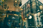 vetrine che vendono illusioni sotto forma di luci e riflessi.
