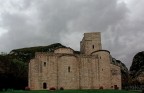 *Abbazia Romanica S.Vittore di Genga, nei pressi della Gola di Frasassi*  

---- Ogni critica costruttiva, benvenuta. Su le "line cadenti" non chiedetemi di pi, mi fermo qui e ho fatto gi un "sacrificio", non ritenendo "esteticamente" e volumetricamente accettabile, l'"effetto imbuto" che si evidenzia quando si vogliono costringere le tre dimnsioni a giacere su due. Sar questa una vecchia storia, per  ancora  non l'ho esattamente compresa, grazie.