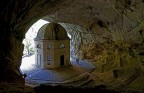 ... costruito accanto alla  minuscola chiesa "Madonna di Frasassi", entrambi, situati  nella parte alta  della omonima gola. ---  Commenti e/o critiche costruttive, sempre benvenute.