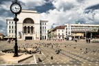 Ho scattata questa foto, sempre a mano libera, in un viaggio in Romania, Timisoara. Mi piaceva l'orologio e il cielo che faceva di contrasto, come sempre accentuato dal polarizzatore. 
Per la pp ho usato Lightroom 5.
 
Dati Exif: 
Fotocamera: Nikon D3100
Esposizione: 1/100
Aperture: f/16.0
Lente: 18mm
ISO: 100