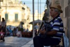 105mm, f4, 1/400sec, iso 100.
Foto di un artista di strada nella splendida cittadina di Noto.
Nei 4 giorni passati li l'ho sempre visto suonare canzoni classhiche napoletane, a qualsiasi ora, con pi di 40 gradi.