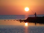 Marsala - Pescatore cattura il sole allo Stagnone - Sicilia, Italia.