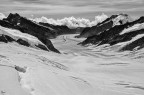 a causa del formato piccino si perde la parte migliore della foto, cio i 4 alpinisti a spasso sul ghiacciaio in basso a destra. non so se si vedono...