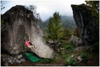 andrea su un bel passaggio su questo sottile pannello di roccia a sant'anna di valdieri