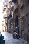 Massima efficienza: ti fermi sotto il balcone, ti calano o' panariell (da paniere = cesto), anche una 

semplice bacinella va bene, ci metti dentro il "pacco" da consegnare  magari un bel "palatone" di 

pane fresco  e mamm lo tira su...