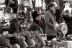 Istantanea dal mercato di Campo dei Fiori, il pi antico di Roma..... e si vede.
Solitamente non amo le desaturazioni parziali, ma qui mi sembrava doveroso mettere in risalto lo stemma della Roma sul cappellino della donna.