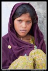 Giovane donna fotografata lungo le strade di Leh, capitale del Ladakh.