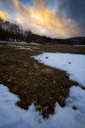 Fotografare le rive di un lago oramai quasi del tutto arido, possono rappresentare una location anonima o un esercizio di stile, ma io ho trovato interessante le curve della neve che si contrapponevano ad un cielo cos' etereo.