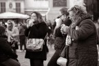 Una affamata famiglia di turisti a Piazza Campo dei Fiori a Roma