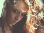 qui mi piaceva troppo il riflesso della luce sugli splendi capelli rossi della modella. E anche la combinazione di "capelli illuminati = buono" e "sguardo profondo = cattivo" mi piaceva. Non so se ho spiegato bene perche' non sono molto pratico in queste cose :D