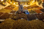 All'interno della medina (centro storico all'interno delle mura della citt) di Marrakech si trovano i Suk. Mercati divisi a zone (tintorie, concerie, spezie e artigianato). Il caos regna e l'aria  satura di odori di spezie e escrementi di piccione (usati della concerie come naturale ammoniaca per trattare il pellame).
Per poter 'visitare' la zona delle concerie, alcuni berberi forniscono della menta fresca da mettere sotto al naso per alleviare gli odori nauseabondi.