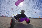 In spiaggia a Rimini, prime manifestazioni estive. 
Una Domenica con gli aquiloni, poi un tizio sui 60'anni con questa vela e il calessino, devo dire che un giretto l' avrei fatto anche io.
In Questo scatto a pieno formato mi sono posizionato dietro ad un palmo da terra con la SD1 e 8-16 a 8 mm.